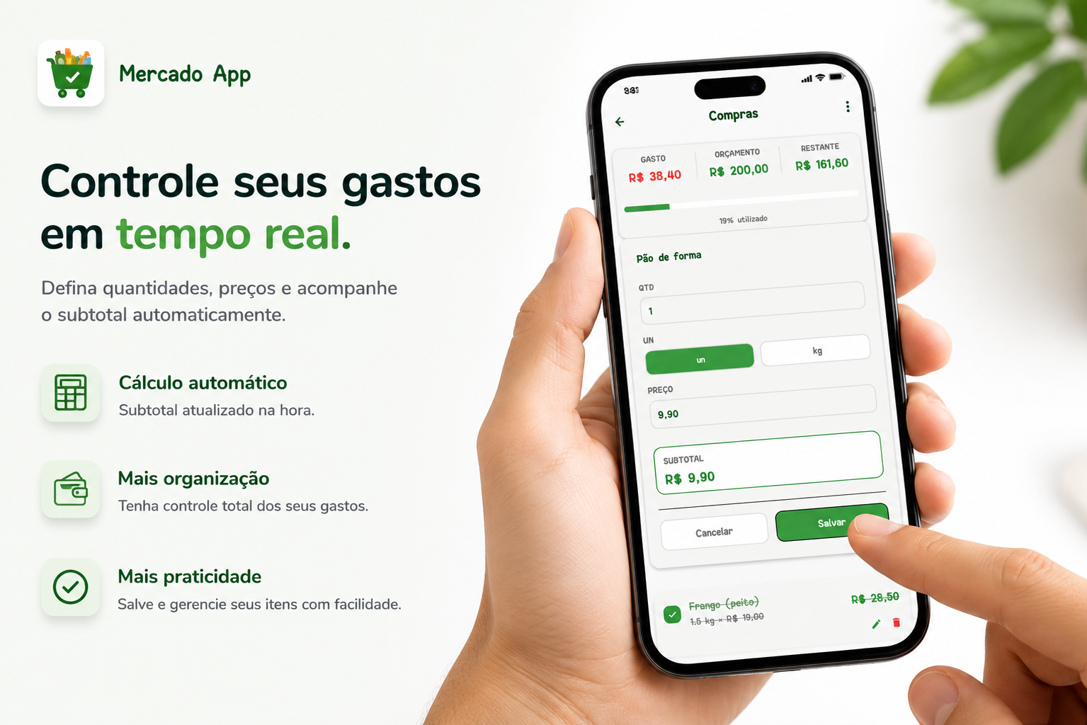 Mao segurando celular com o Mercado App